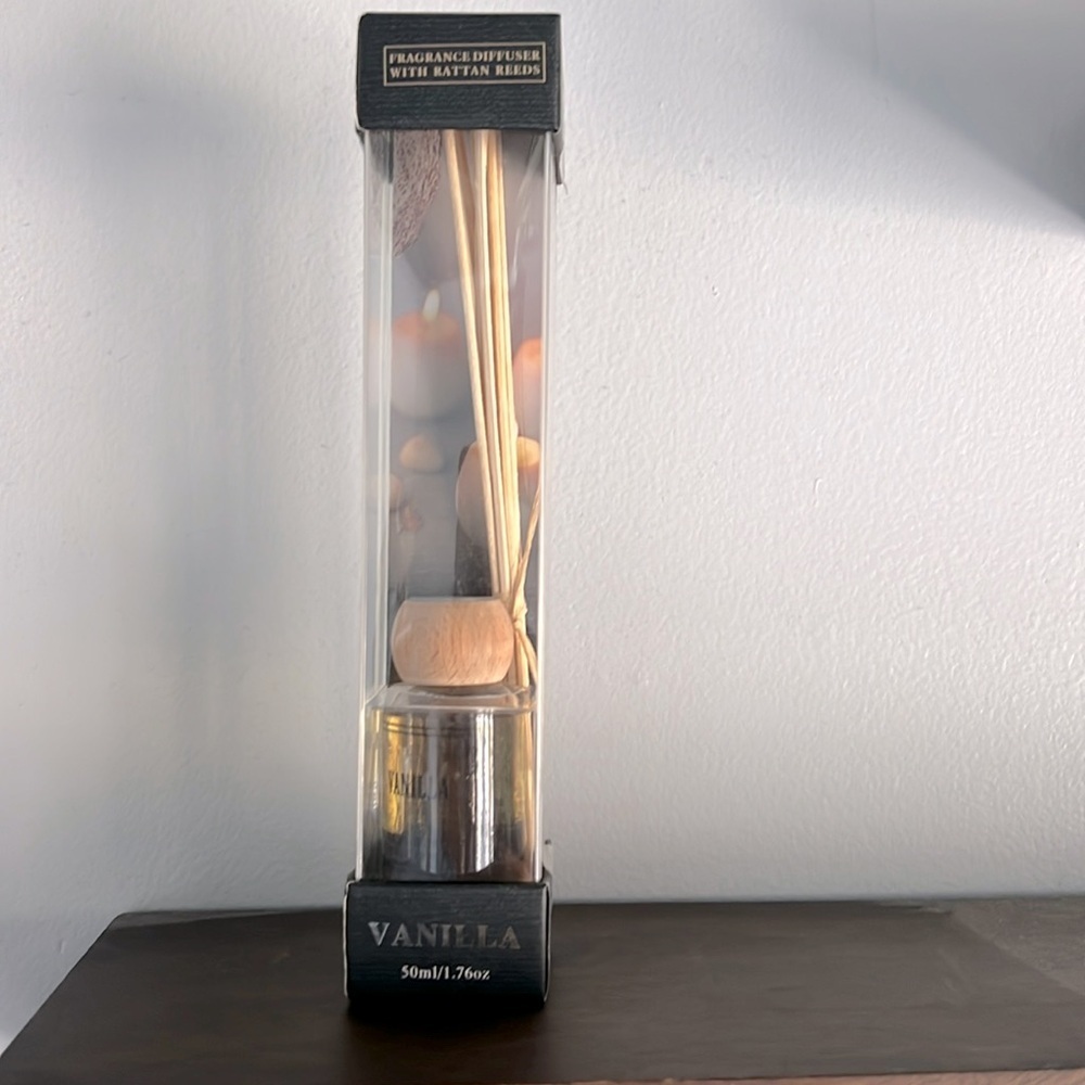 Fragrance diffuser with rattan reeds NIB.